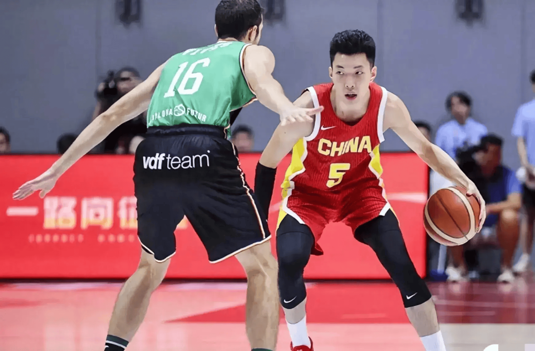 赛前体能课后,尤文图斯内部沟通备战CBA季后赛,形势明朗,数据层面出现新趋势 赛前体能课后,尤文图斯内部沟通备战CBA季后赛,形势明朗,数据层面出现新趋势