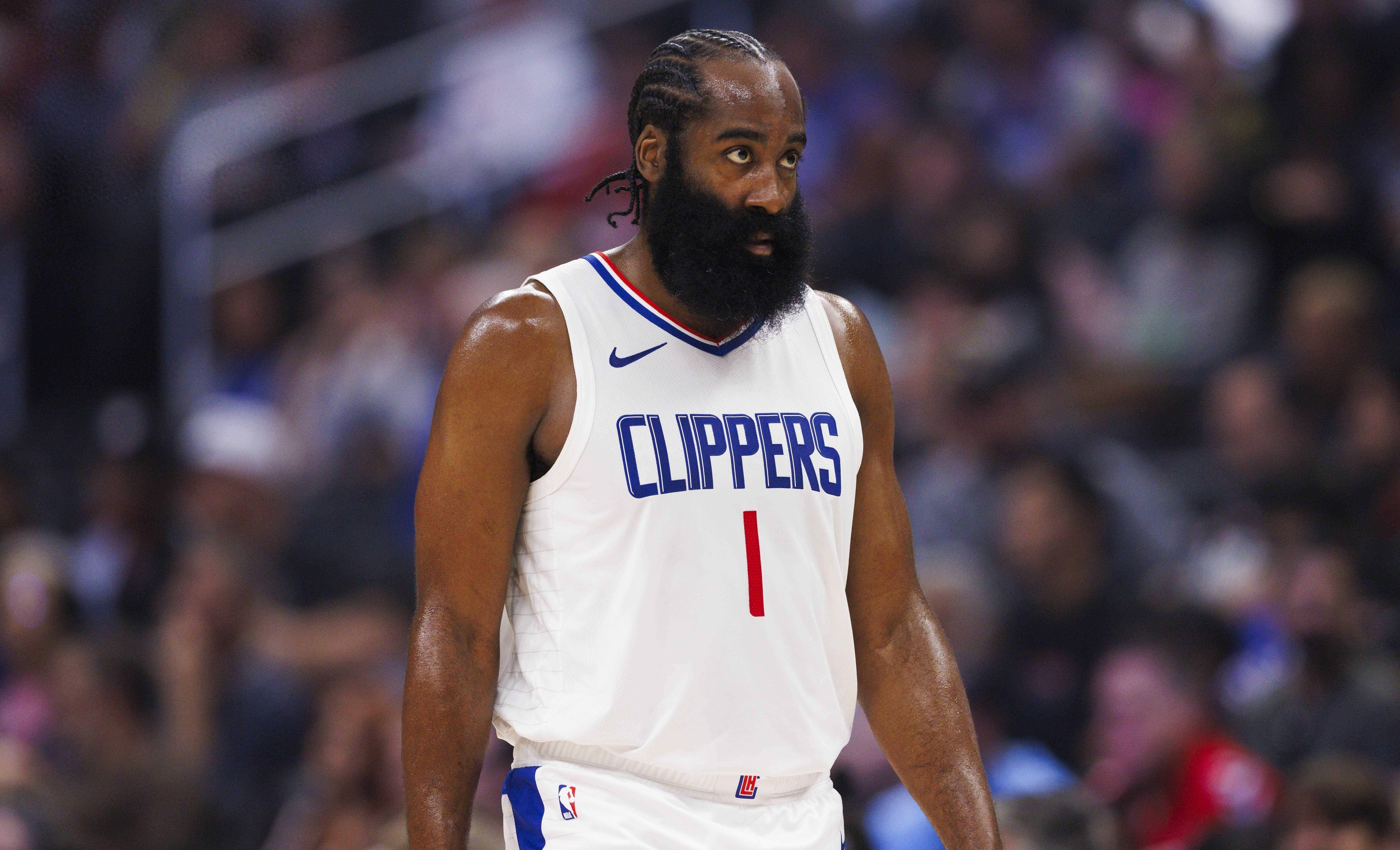 包含赛后洛杉矶快船调整名单以备NBA常规赛，强势反弹环节打磨，引发热议，控场能力受关注的词条