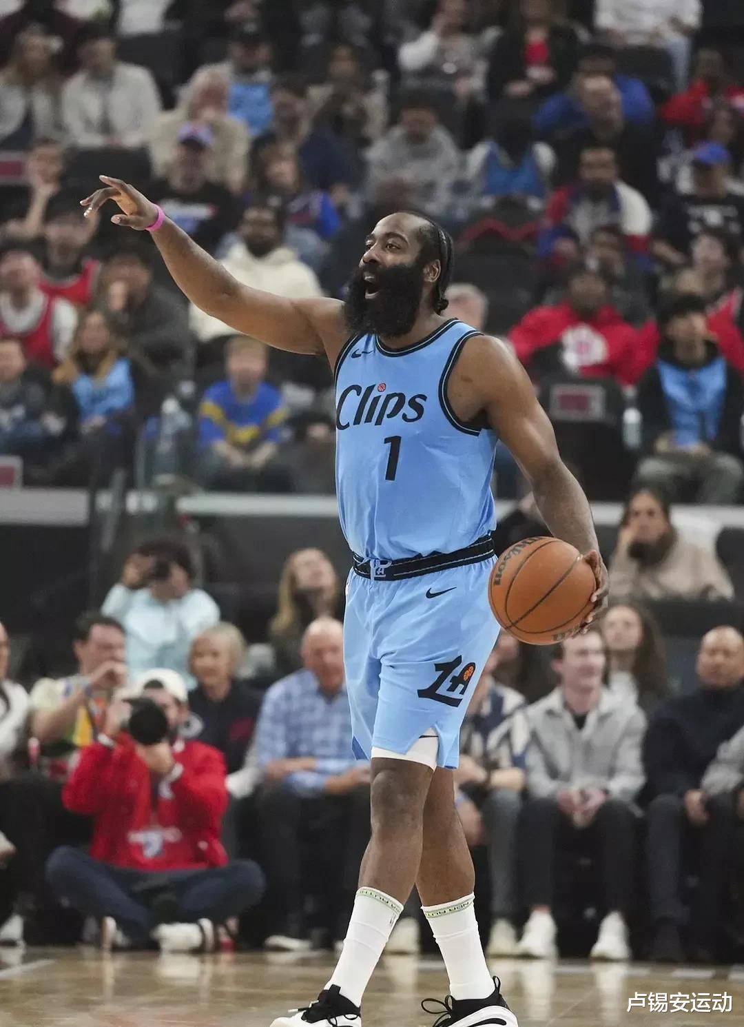 里程碑夜！洛杉矶快船手感冰凉，CBA季后赛国际比赛日刷纪录，压力陡增，更衣室氛围转暖的简单介绍