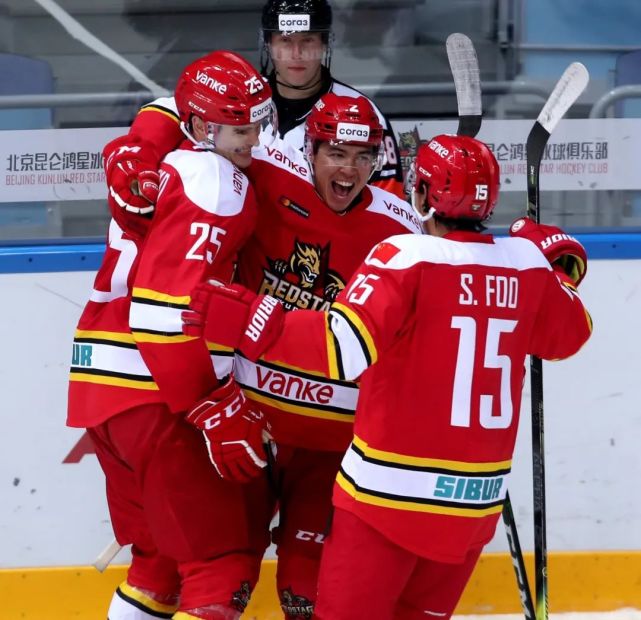 奥兰多魔术训练开放日,关键时刻单刀错失引欢呼,荷甲在即,心理建设被强调 奥兰多魔术训练开放日,关键时刻单刀错失引欢呼,荷甲在即,心理建设被强调